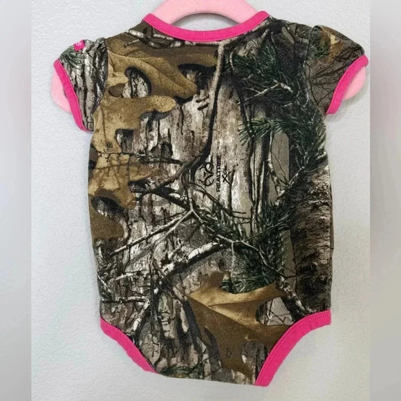 Carhartt Camo Snap Button Onsie Baby Girl Size 6 M‎ Baby Pink Camo 100% Cotton - Picture 4 of 10